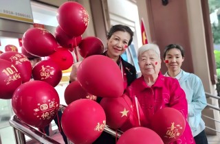 紅旗昭昭迎風展 燕達歡騰迎國慶——燕達長輩剪紙映初心，丹心獻祖國