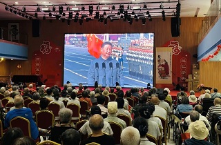 閱兵盛典燃?jí)阎荆婍嶉L歌頌英雄——燕達(dá)在住長輩集體觀看抗戰(zhàn)勝利80周年閱兵儀式